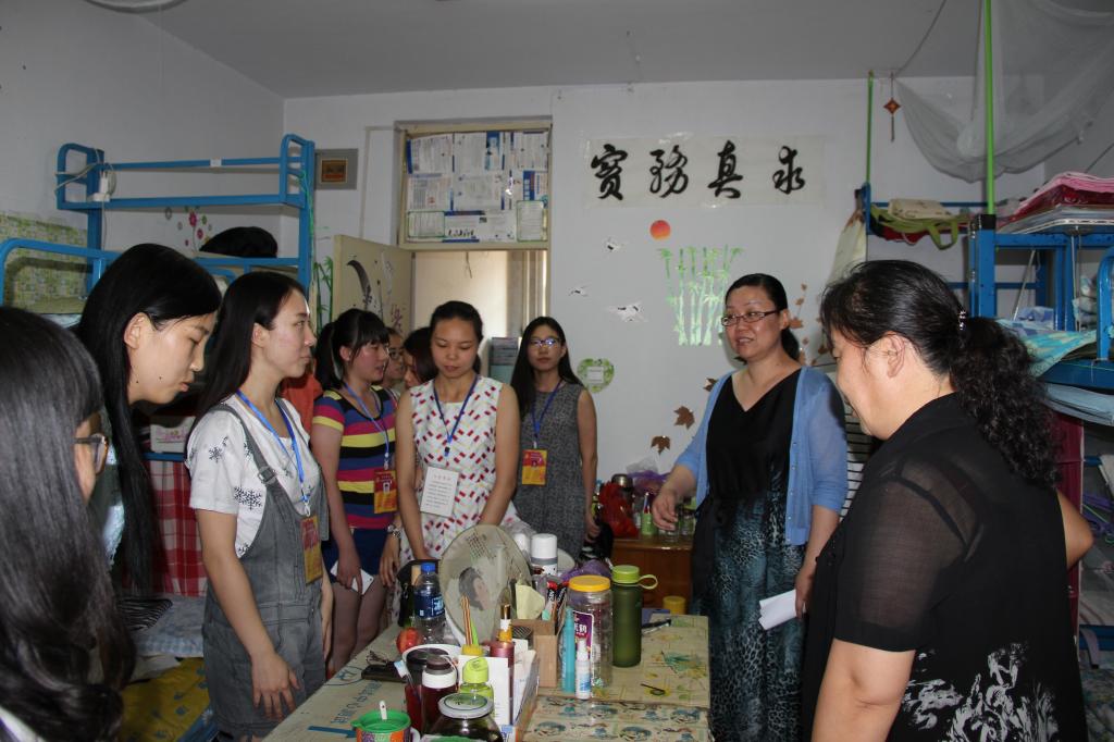 院党委书记与毕业生亲切交谈