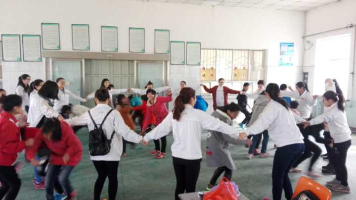 志愿者们与特教学校的学生们做游戏