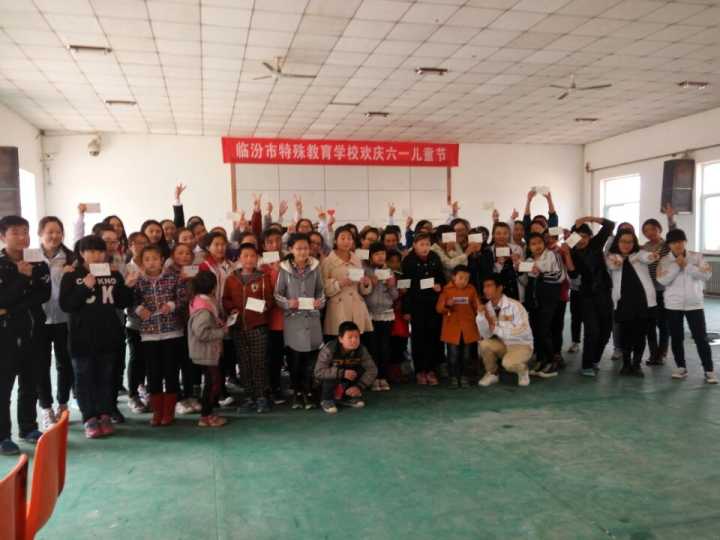 志愿者为孩子们送上明信片