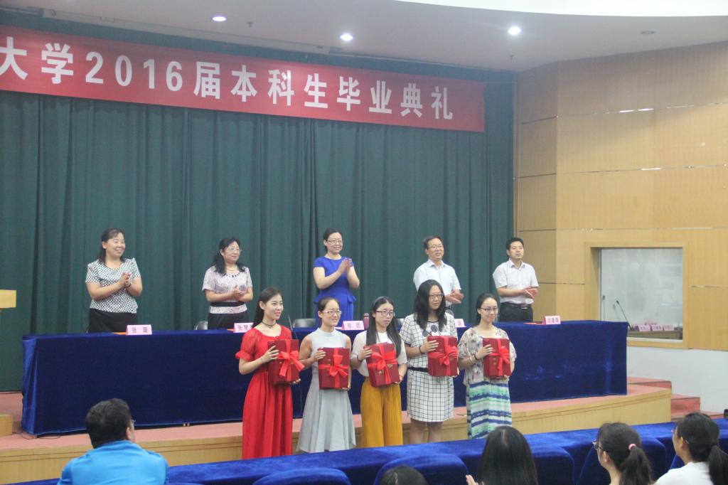 院领导为毕业生颁发毕业证书和学位证书