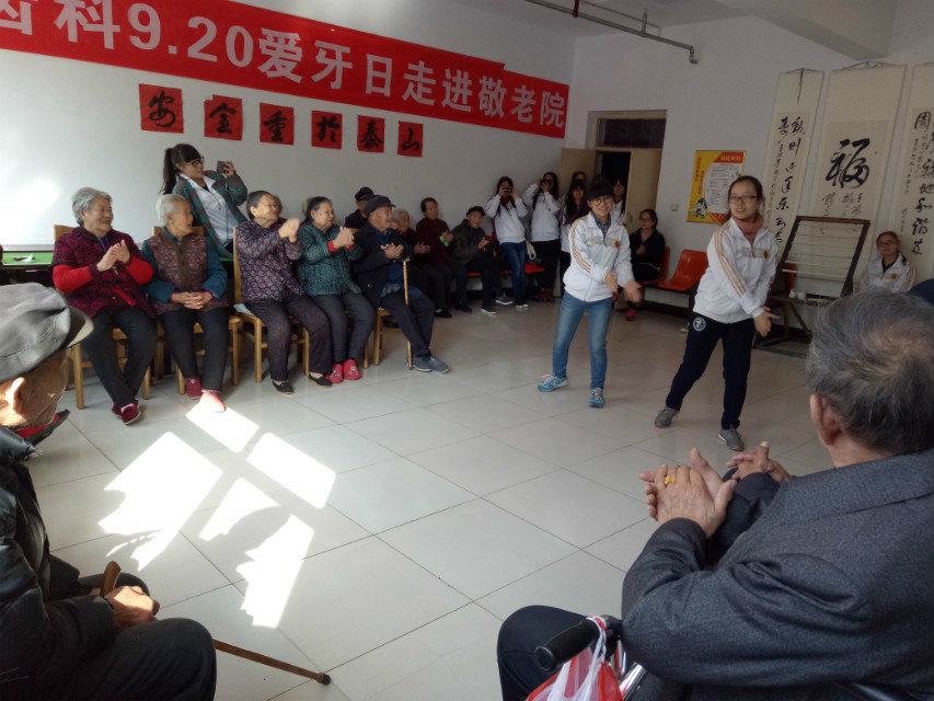 志愿者正在为老人表演节目