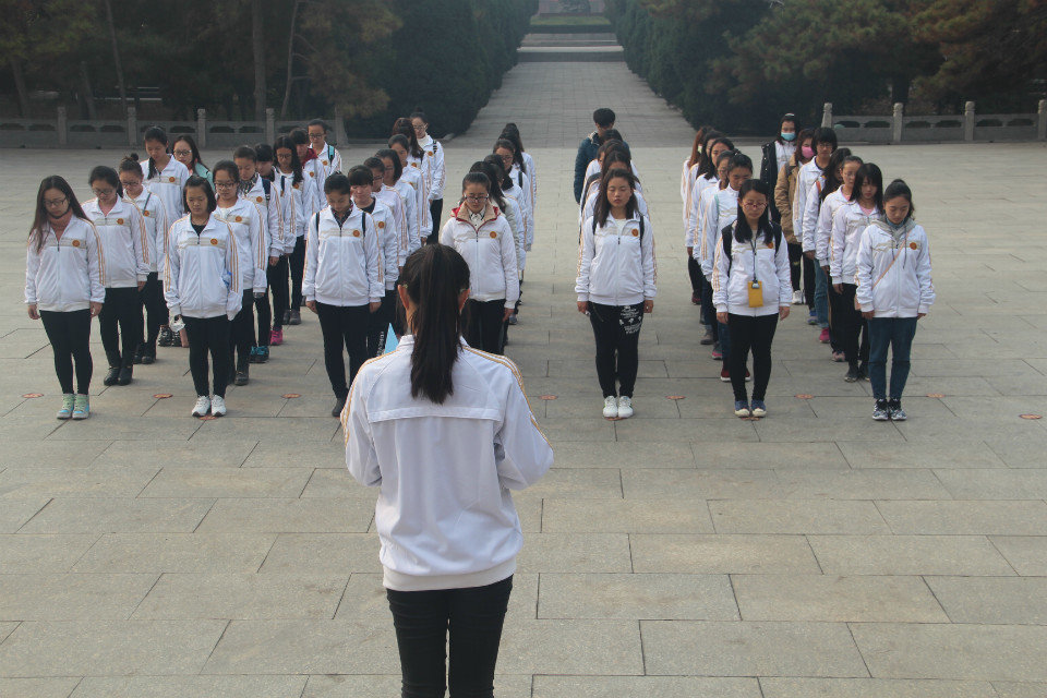 全体同学正在默哀