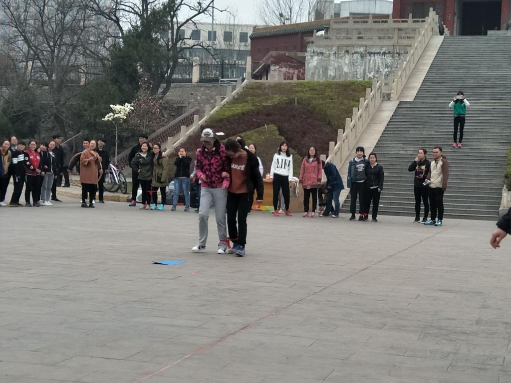 两人三足版你来比划我来猜游戏现场