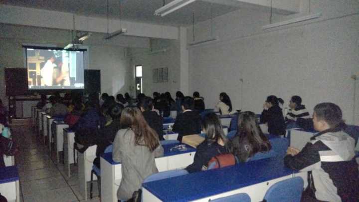 观看雷锋主题影片